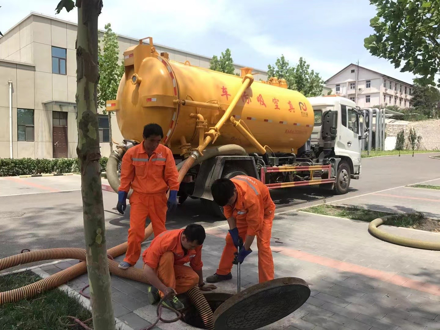 牧野管道疏通车停在窨井附近