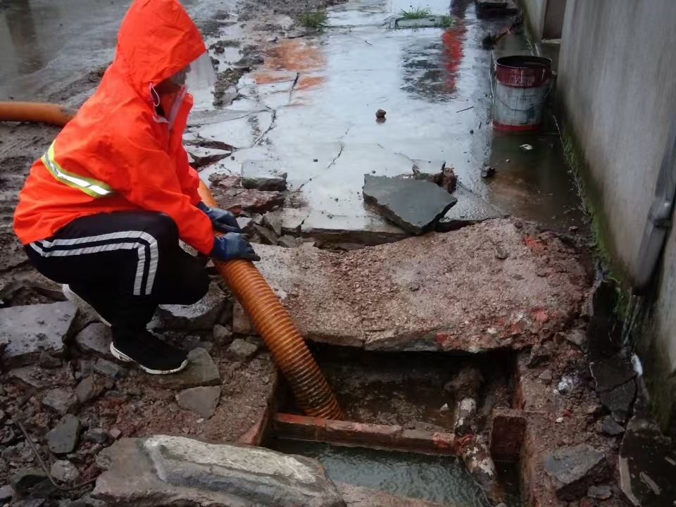 牧野专业清理污水池 炜誉市政以规范流程守护城市 “肠道”